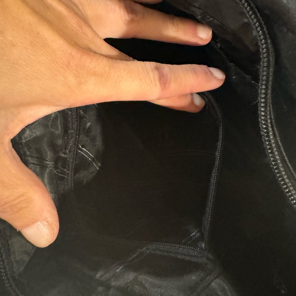Authentic Chanel Vintage Quilted Logo Medium Tote in black leather - Picture 5 of 7